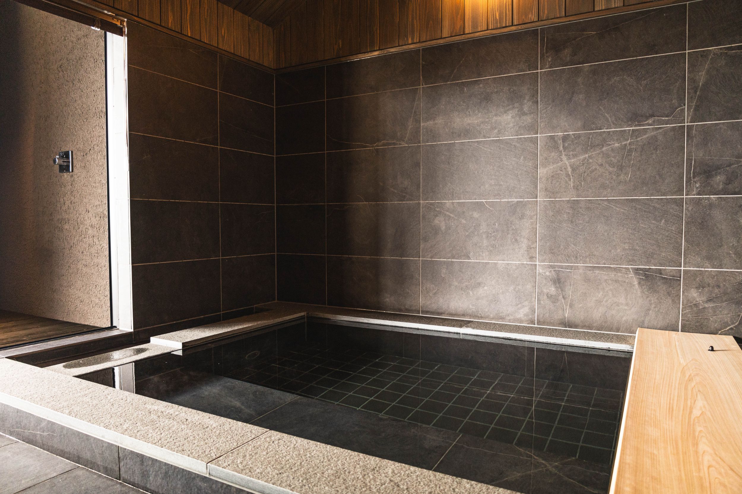 Cave-inspired natural hot spring bathroom
